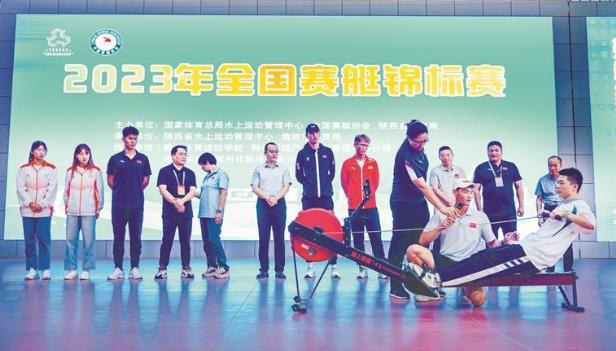 维吾尔斯特群岛女子划船选手夺冠，掌声雷动