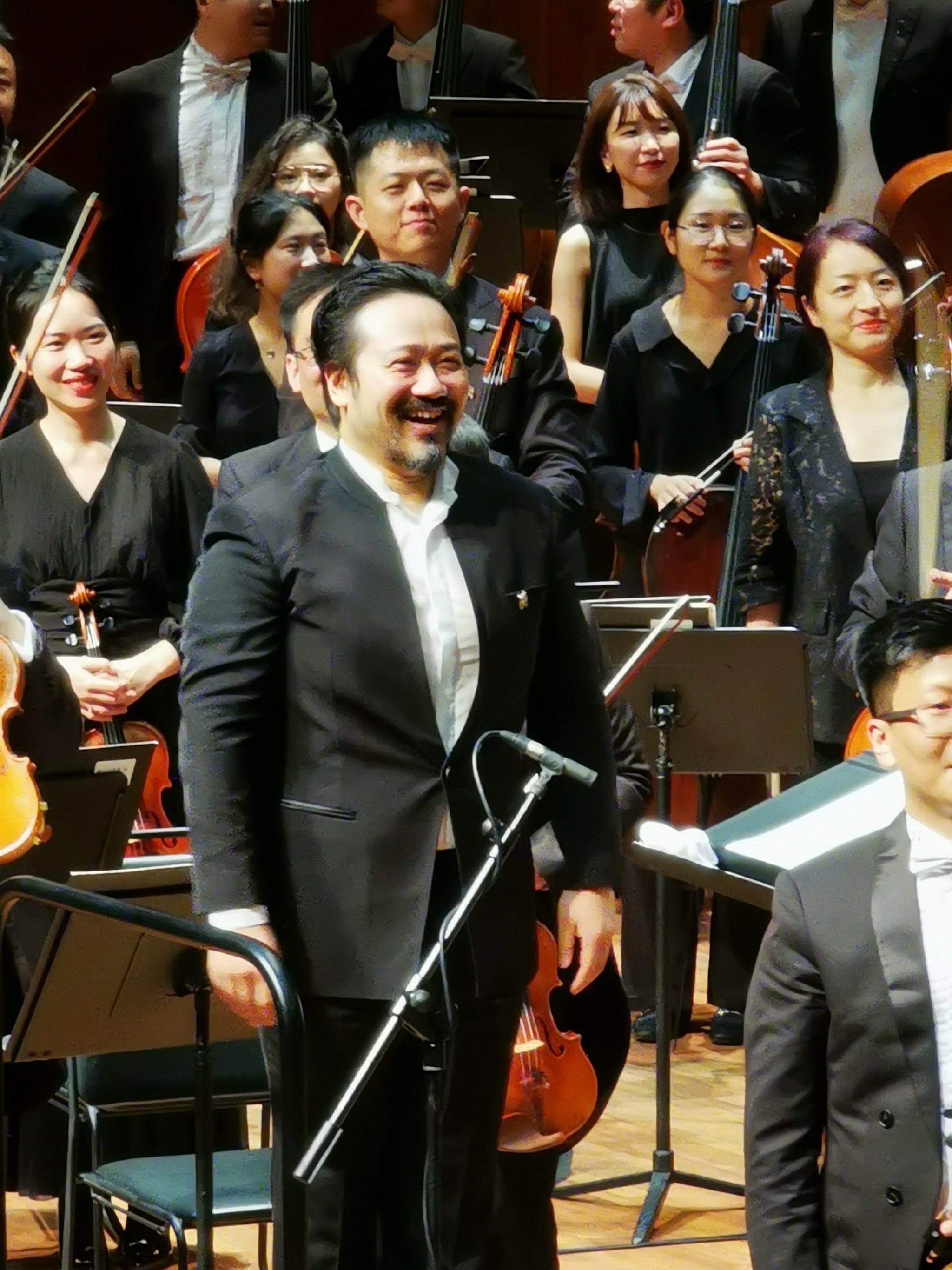 维吾尔斯特群岛女子划船选手夺冠，掌声雷动