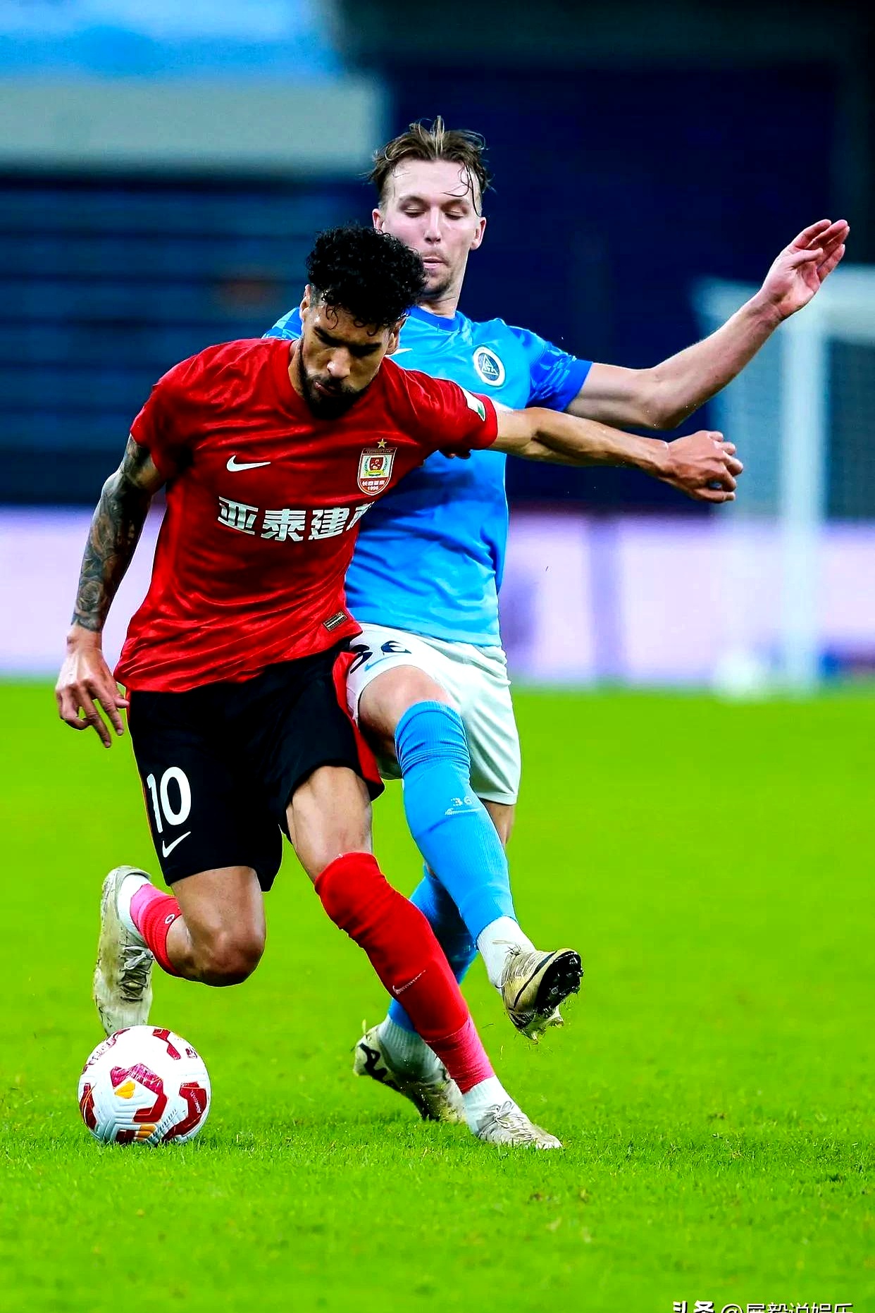 热议国内足球联赛强弱对决，球迷情绪高涨，士气大振的简单介绍